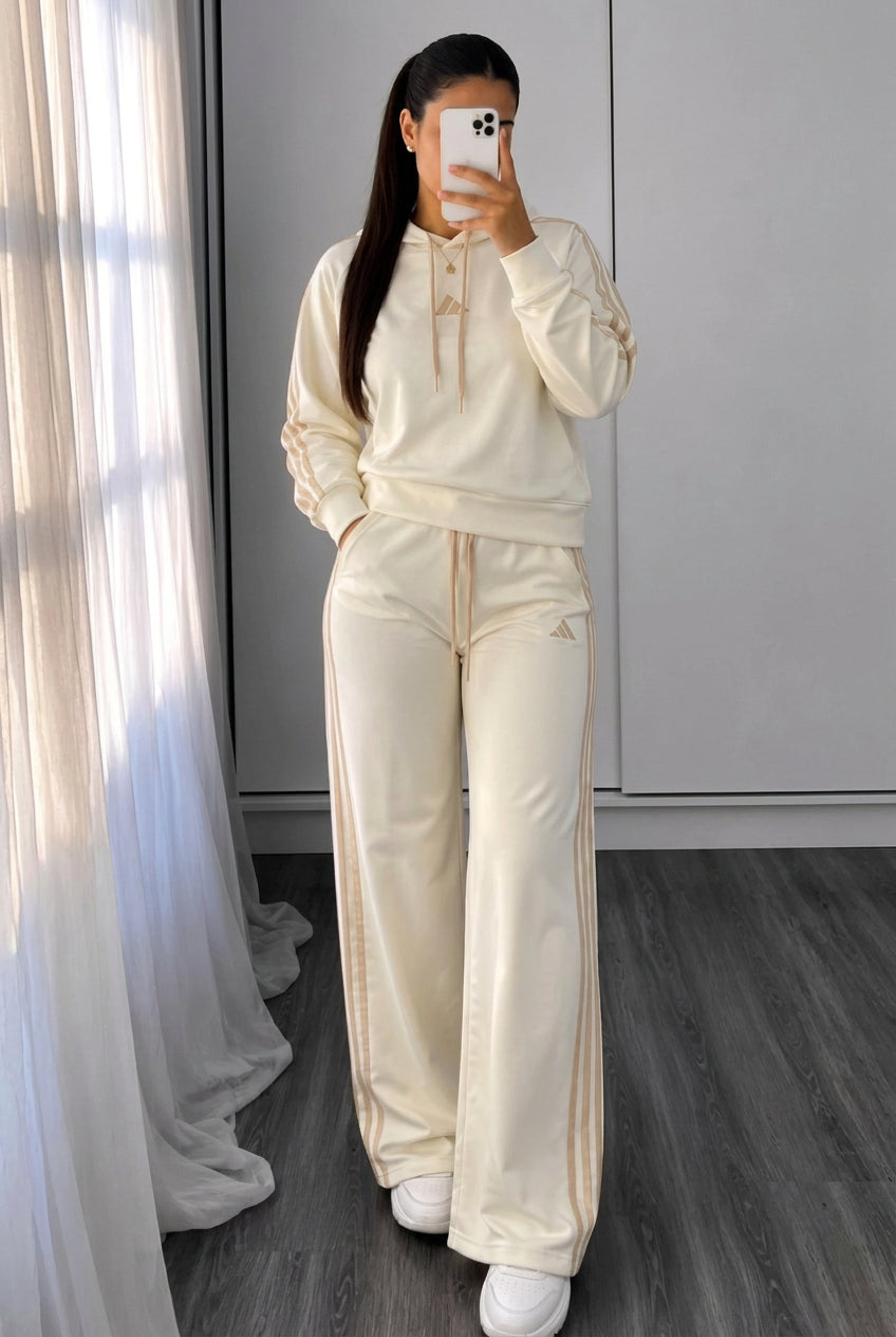 Conjunto Adidas beige con lineas doradas