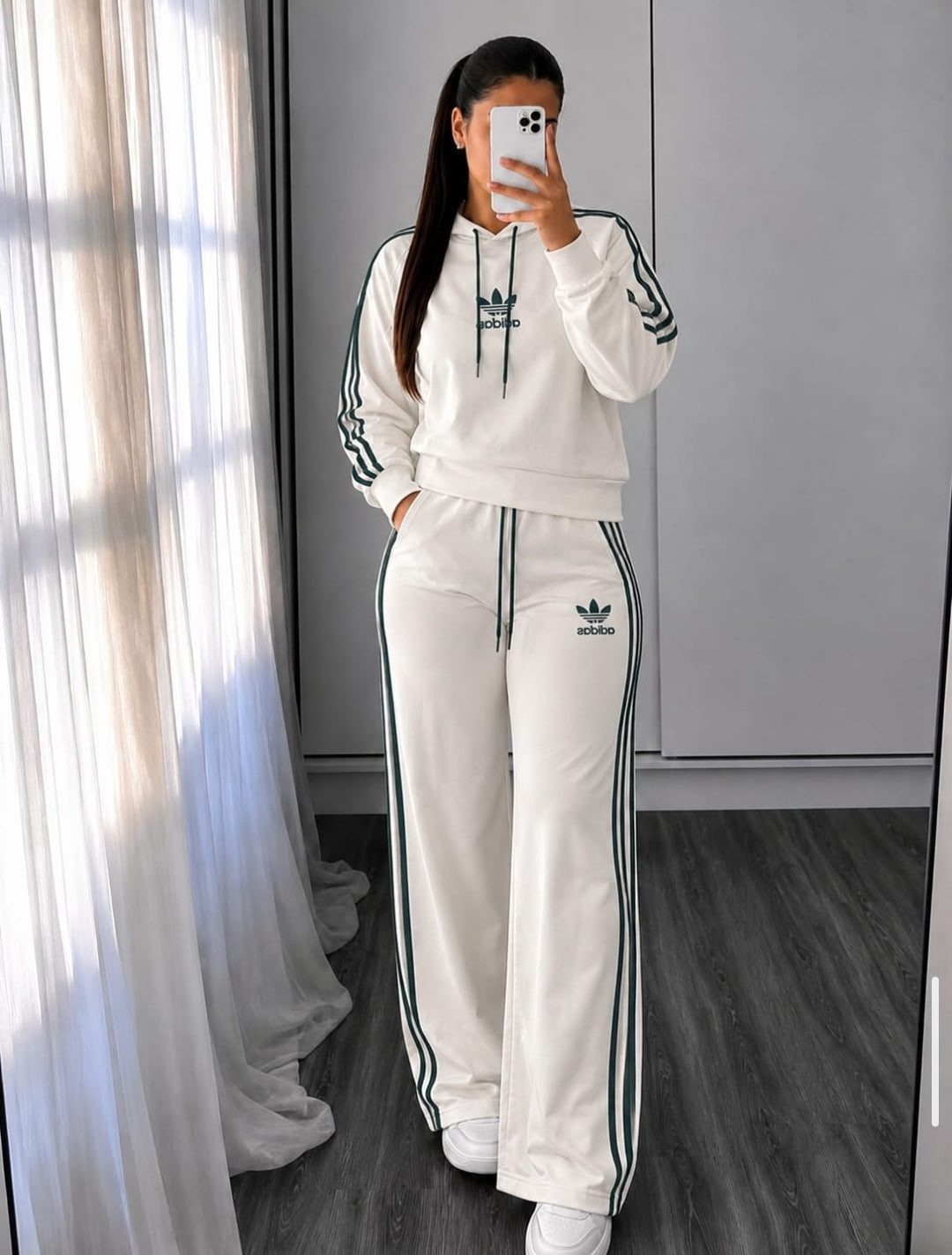 Conjunto Adidas beige con verde
